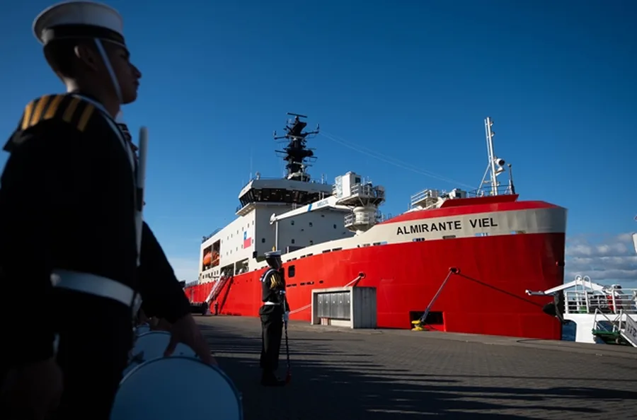 Chilean icebreaker Almirante Viel