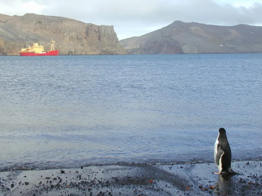 Chilean icebreaker Contraalmirante Oscar Viel Toro